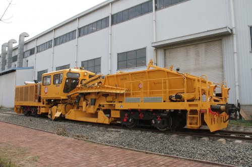 <b>[時(shí)瑞達“智”造]配砟整形車(chē)-大型鐵路養路機械設備走出國門(mén)</b>